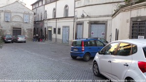 Auto in sosta a piazza S. Maria Nuova
