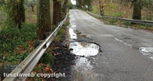 La buca al chilometro 77 della Cassia sud