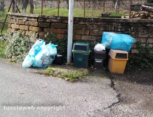 Soriano nel Cimino - Rifiuti accumulati in strada