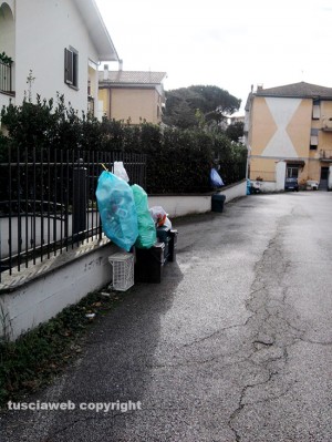 Soriano nel Cimino - Rifiuti accumulati in strada