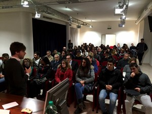 Francesco Caruso parla a una platea di giovani