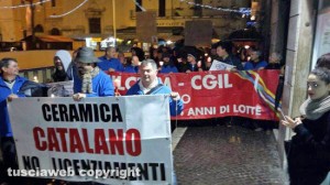 Civita Castellana - La fiaccolata dei lavoratori del distretto ceramico