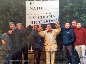 Nonno Gianfranco Cipolloni lancia il suo cartello di benvenuto a Riccardo