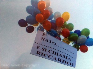 Nonno Gianfranco Cipolloni lancia il suo cartello di benvenuto a Riccardo