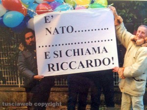 Nonno Gianfranco Cipolloni lancia il suo cartello di benvenuto a Riccardo