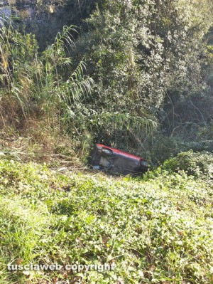 Gallese - L'auto finita nel dirupo