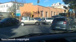Viterbo - Traffico in tilt al semaforo di via Santa Maria in Gradi