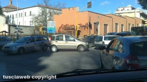 Viterbo - Traffico in tilt al semaforo di via Santa Maria in Gradi