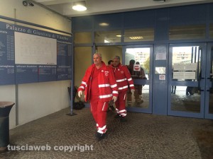 Si accascia a terra in tribunale, i soccorsi della Croce rossa