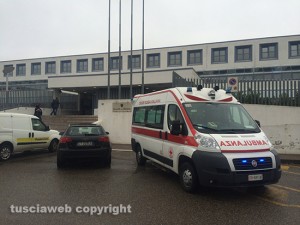 Si accascia a terra in tribunale, i soccorsi della Croce rossa