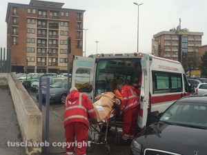 Si accascia a terra in tribunale, i soccorsi della Croce rossa