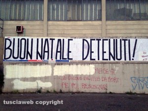 Lo striscione "Buon Natale detenuti" apparso su strada Teverina
