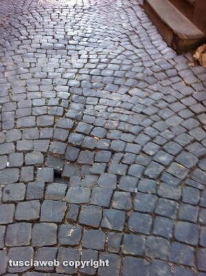 Tuscania - Il selciato dissestato in via della Libertà