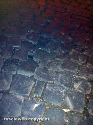 Tuscania - Il selciato dissestato in via della Libertà