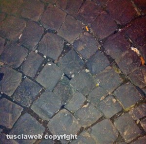 Tuscania - Il selciato dissestato in via della Libertà