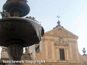 Ronciglione - La fontana degli Unicorni ghiacciata