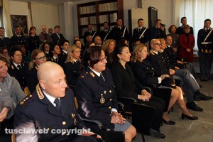 I poliziotti accolgono il questore Lorenzo Suraci 