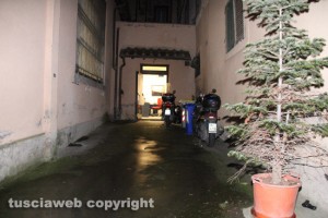 Viterbo - Rapina al Monte dei Paschi - In basso a destra la pistola abbandonata dai rapinatori in via della rimessa