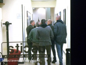 Viterbo - Rapina al Monte dei Paschi  - Gli uomini della Mobile guidati da Zampaglione all'interno della Banca