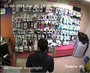Montefiascone - Furto all'Unieuro - Il ragazzo denunciato ripreso dalle telecamere