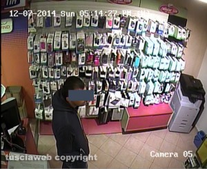 Montefiascone - Furto all'Unieuro - Il ragazzo denunciato ripreso dalle telecamere