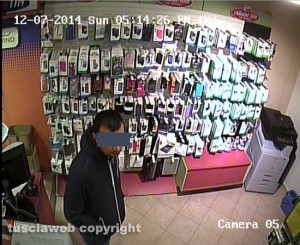 Montefiascone - Furto all'Unieuro - Il ragazzo denunciato ripreso dalle telecamere