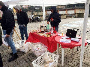 Vallerano - I ragazzi dell'Aurora distribuiscono il pane