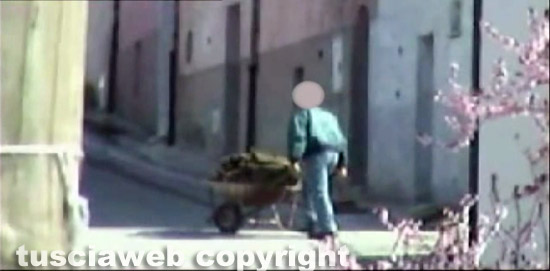 Nas - Uno dei fratelli falsi ciechi al lavoro