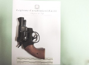 La pistola sequestrata dai carabinieri