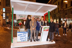Viterbo - Il gazebo del club Forza Silvio a piazza Verdi