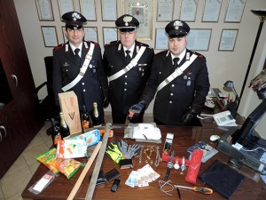I carabinieri con il materiale sequestrato