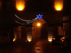 Marta illuminata a festa per Natale