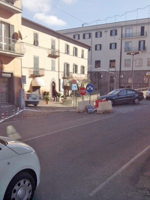 Montefiascone - Il senso unico in via Dante Alighieri