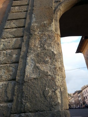San Martino al Cimino - Sfregiata la porta