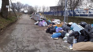 L'immondizia sulle strade e vicino alle isole di prossimità