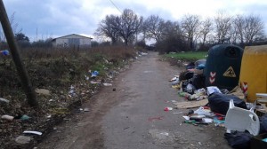 L'immondizia sulle strade e vicino alle isole di prossimità