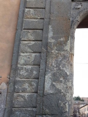 San Martino al Cimino - Sfregiata la porta