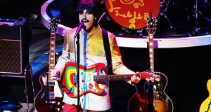 Roberto Angelelli nei panni di George Harrison dei Beatles