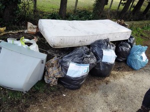 L'iimondizia raccolta in strada Capretta