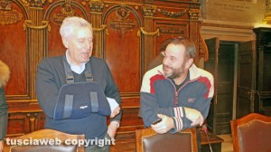 Il sindaco Michelini con il braccio ingessato dopo la caduta al cinema