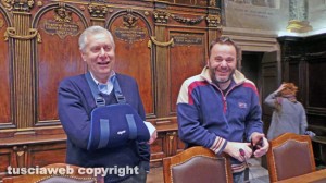Il sindaco Michelini con il braccio ingessato dopo la caduta al cinema