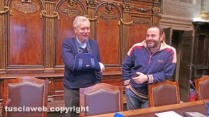 Il sindaco Michelini con il braccio ingessato dopo la caduta al cinema