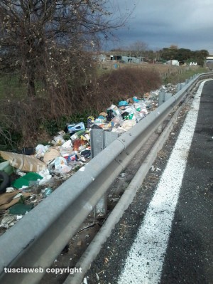 Viterbo - Rifiuti sulla strada che va verso Civitavecchia