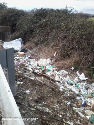 Viterbo - Rifiuti sulla strada che va verso Civitavecchia