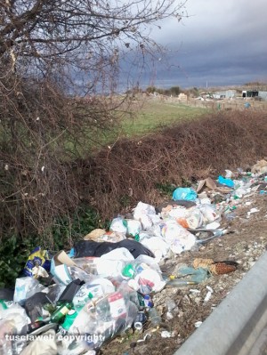 Viterbo - Rifiuti sulla strada che va verso Civitavecchia