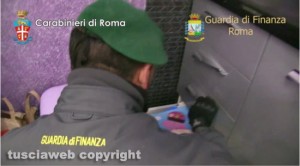 Roma - Spaccio a Tor Bella Monaca - Operazione di finanza e carabinieri