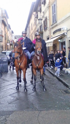 Polizia a cavallo a Bagnaia durante la festa di Sant'Antonio
