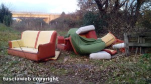 Viterbo - Divani abbandonati in strada Freddano