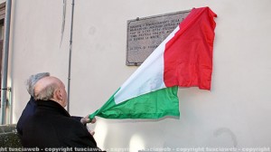 Viterbo bombardata - La targa a palazzo del Drago