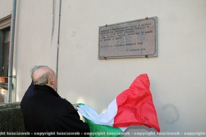 Viterbo bombardata - La targa a palazzo del Drago